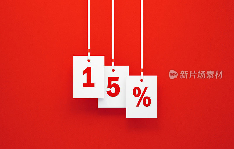 销售概念- 15%的折扣书面白色价格标签挂在白色丝带在红色背景